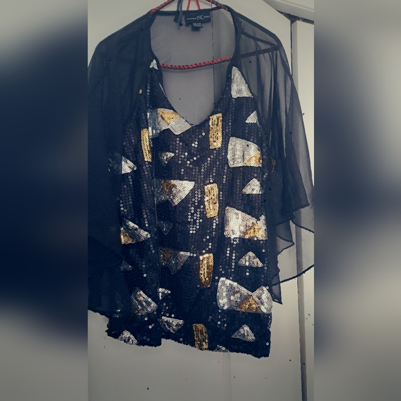 Sensually beautiful top - Picture 1 of 3